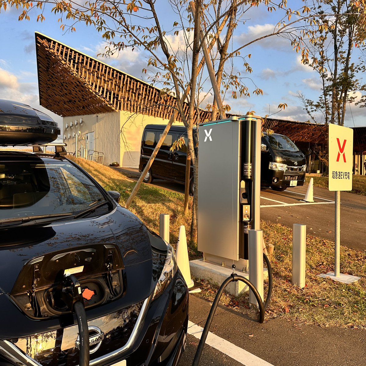 lasit_niigata's tweet photo. 私の住む新潟県にも #PowerX のEV充電器が設置されました。
#SnowPeakHeadQuarters
の向かい、
#FieldSuiteSpa
アプリで完結するから便利。
充電器に使い方の記載はなく液晶画面もありません。
初めてだとQRコードをどこに読ませるか戸惑うかも。
実測の出力はLEAFe+で50kWほど。 https://t.co/yfmXxzVuhO