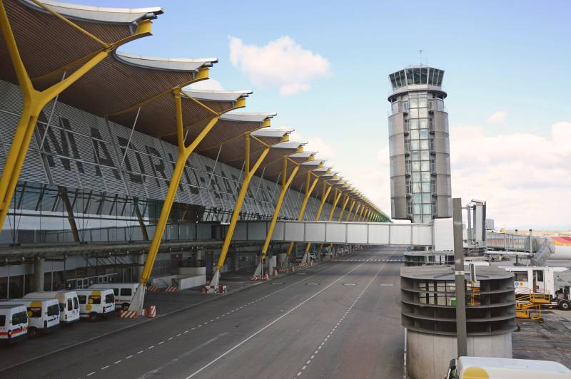 aviaciondigital's tweet photo. 🔴 Los trabajadores de @aena en el #aeropuerto Madrid-Barajas🛫, han convocado manifestaciones para los días 6 y 13 de noviembre a las 12:00 horas🗓️ en las instalaciones de los Servicios Centrales de #AENA.
👉https://t.co/wA1X4COG1W https://t.co/wKm24B7YVY