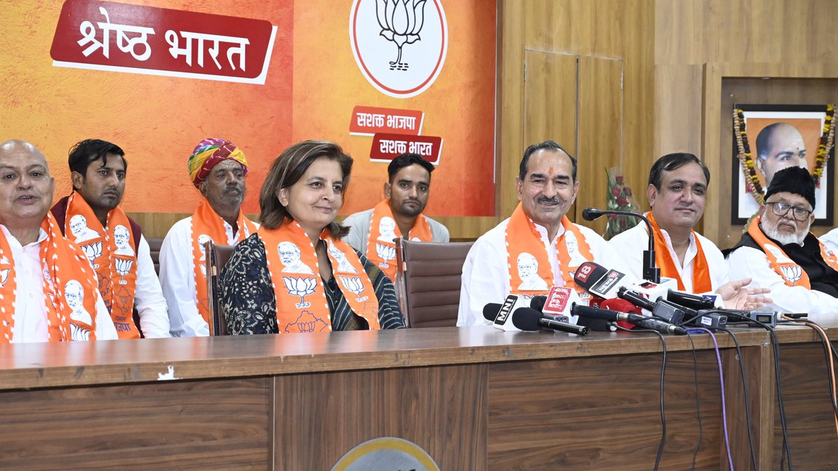खींवसर में लगातार बढ़ रहा है भाजपा का कारवां...

जयपुर में आज भारतीय जनता पार्टी के प्रदेश कार्यालय में प्रदेश अध्यक्ष श्री मदन राठौड़ जी गरिमामयी उपस्थिति में नागौर जिला कांग्रेस कमेटी के पूर्व अध्यक्ष एवं पूर्व जिला बीसूका उपाध्यक्ष श्री सुखवीर जी चौधरी  द्वारा भाजपा परिवार की