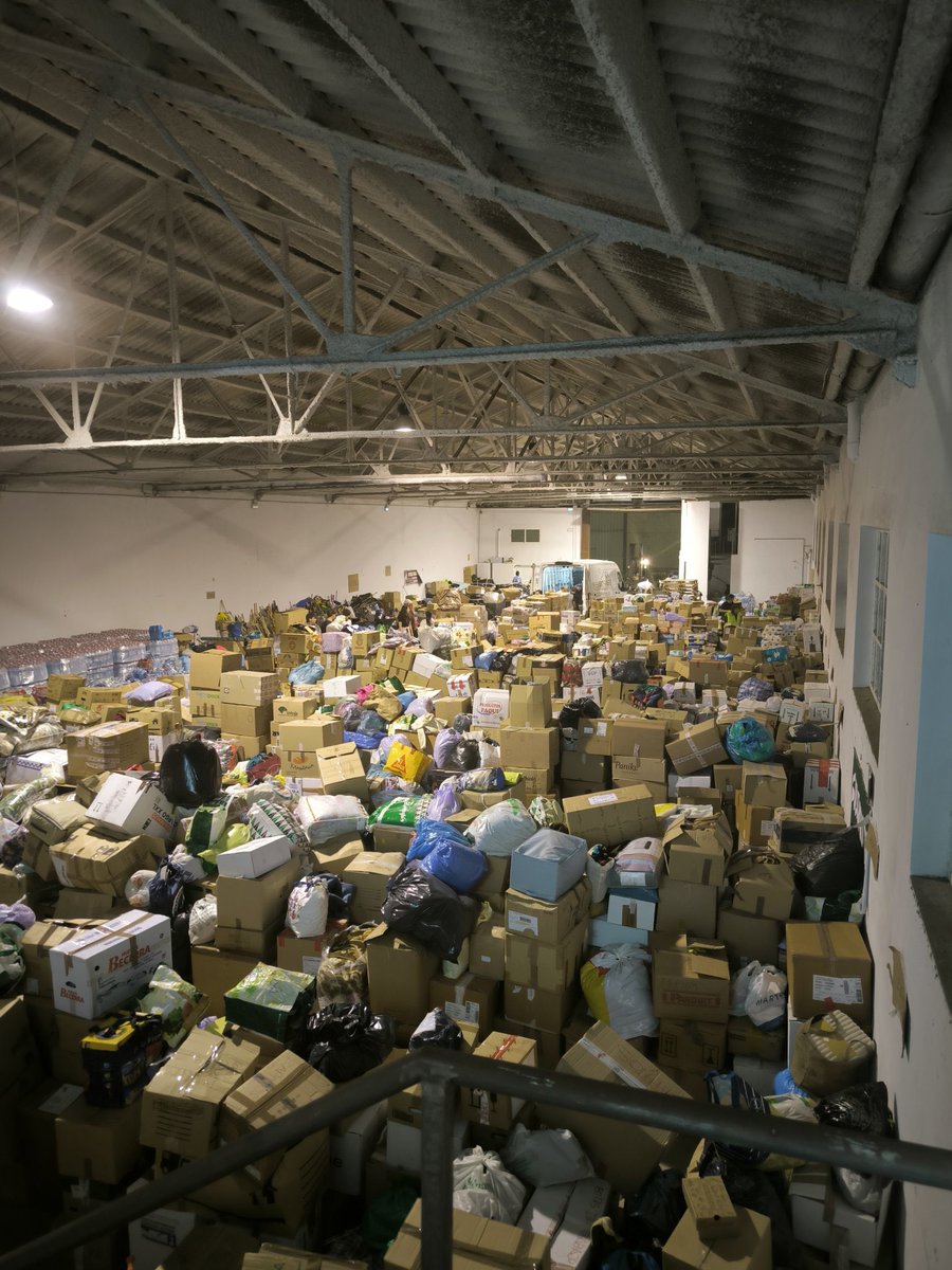 Este señor, junto con su pequeño equipo —al que no quiero quitar ningún mérito con esta publicación—, ha levantado en días una organización que ya ha movido miles de personas y millones de euros con el único objetivo de que ninguno de nuestros compatriotas valencianos se quede