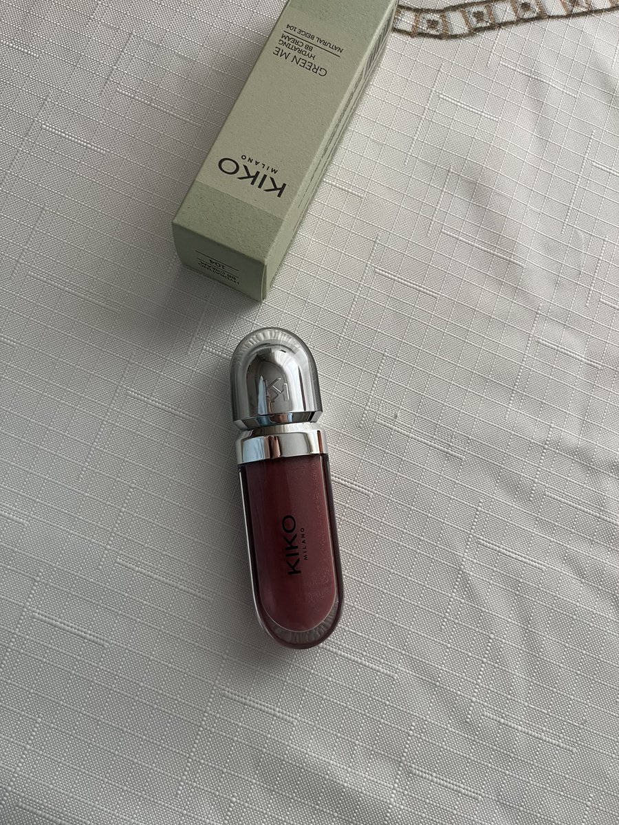 der_57's tweet photo. Sen kahve bardağı yanına araba anahtarı ve kiko gloss koyanlarla dalga geçersin, o sırada kapı çalar ve bacikondan hediye gelir ♥️💄😂 @AyseDenizAkkoc tişikkirler prenses perim. Şimdi sırada beraber kahve içerken masanın üstüne koyup paylaşmak var 🫂😍😂 https://t.co/xfRsxrc7jj