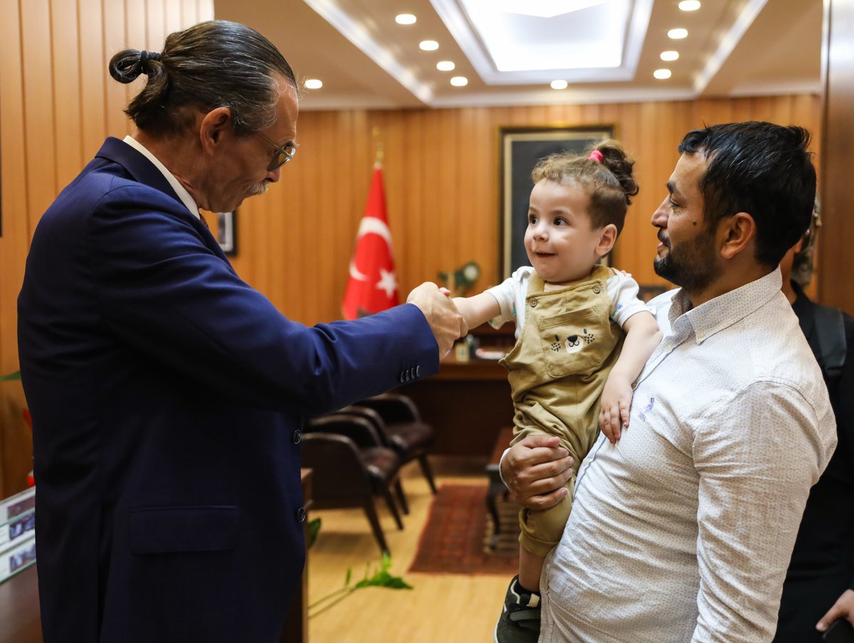 erdalbeskcioglu's tweet photo. Dün akşam, ‘Bir Delinin Hatıra Defteri’ oyununu sahneleyerek, SMA Tip-1 hastası Efraim bebeğimiz için bir adım atmanın mutluluğunu yaşadım. Oyun gelirlerinin tamamını Efraim’in tedavisine aktarmaya söz vermiştik, sizlerin desteğiyle bu sözü yerine getirdik.

SMA gibi zorlu bir hastalıkla mücadele eden çocuklarımızın her birine sahip çıkmalıyız. Bugün birlik olduğumuzda, büyük görünen rakamlar aslında küçücük bir umut ışığına dönüşebiliyor. Bu dayanışma gecesine katılarak Efraim bebeğe destek olan, salonumuzu dolduran tüm sanatsever dostlarıma, bağışlarıyla katkıda bulunan herkese gönülden teşekkür ederim.
