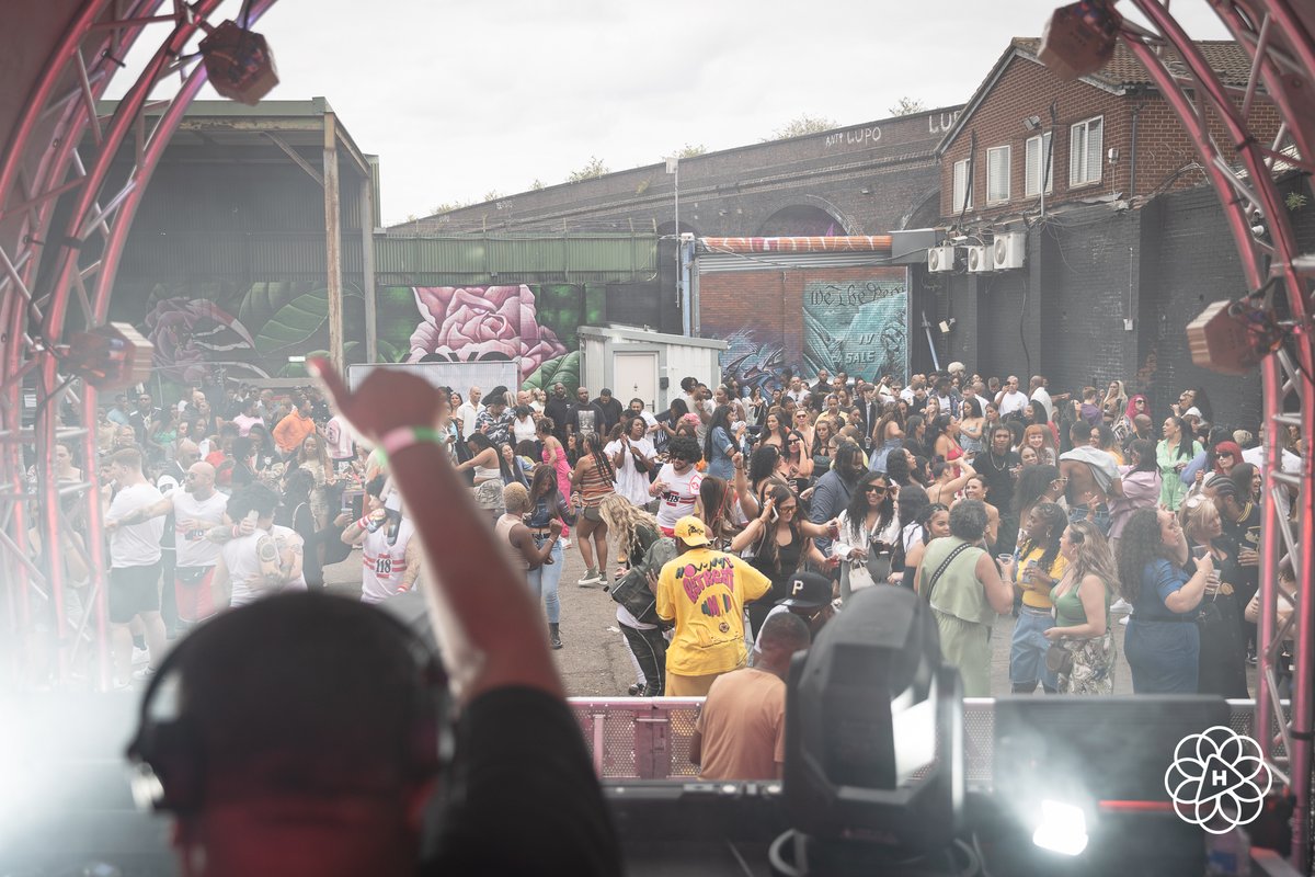 DJJayGreene's tweet photo. Surround yourself with things and people that make you smile.⁠
⁠
#happy #friends #love #life #instagood #amazing #hazebirmingham #hazefestival #haze #music #journey https://t.co/VbKoKZ7XUn