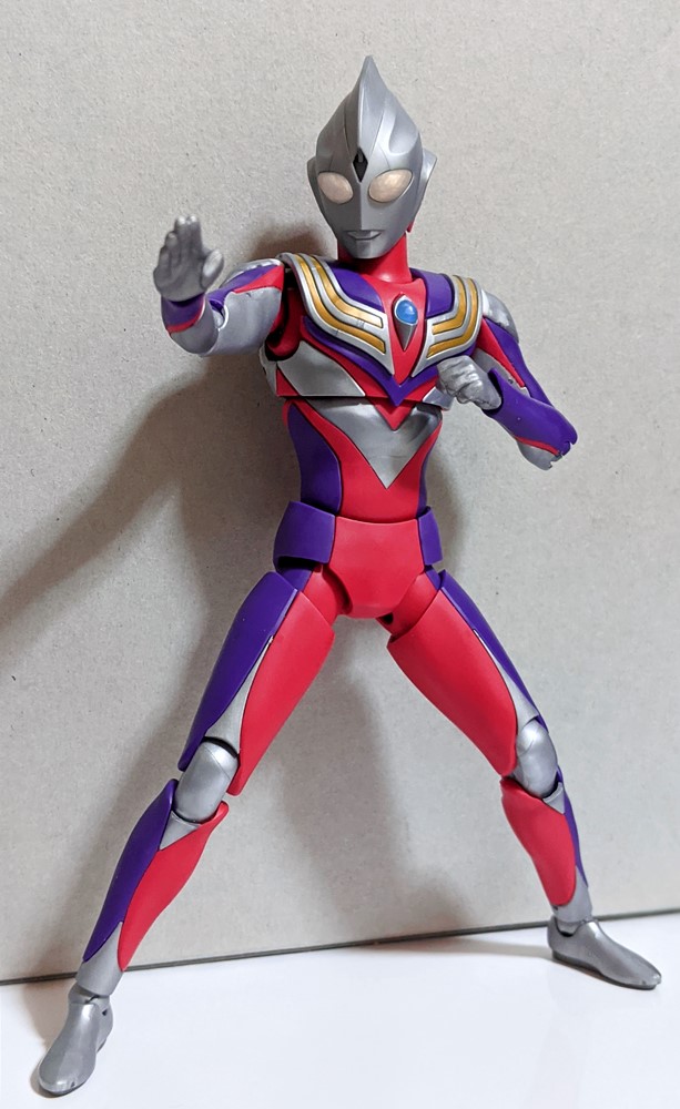 papasu67's tweet photo. フィギュアライズのティガ5

プラ板貼り足しで肩の関節隠し
脇を締めたり腕を後ろに引いても隙間が目立たないように

あとは鳩尾の▽辺りの妙な盛り上がりを削って
胸から腰の流れをなだらかに

とりあえず弄れるところは一通り弄って満足したので塗装待ちで一旦寝かせる https://t.co/dFqp455IxF