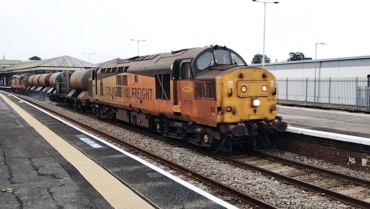 Harrod15S's tweet image. Colas tractors 37175 &amp;amp; 37116 working an RHTT through Bridlington station yesterday 03/11/24 afternoon 
#class37 #trains #RHTT @TheGrowlerGroup #Colas #Bridlington