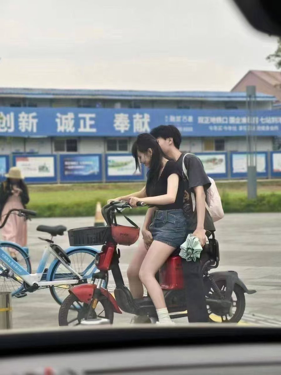 他妈的！！！！

凭什么我TM开车，他做电动车都能撩妹啊！！！！！

手TM往哪摸呢？？？？？？

我TM心态崩了，兄弟们！！！！！！！！