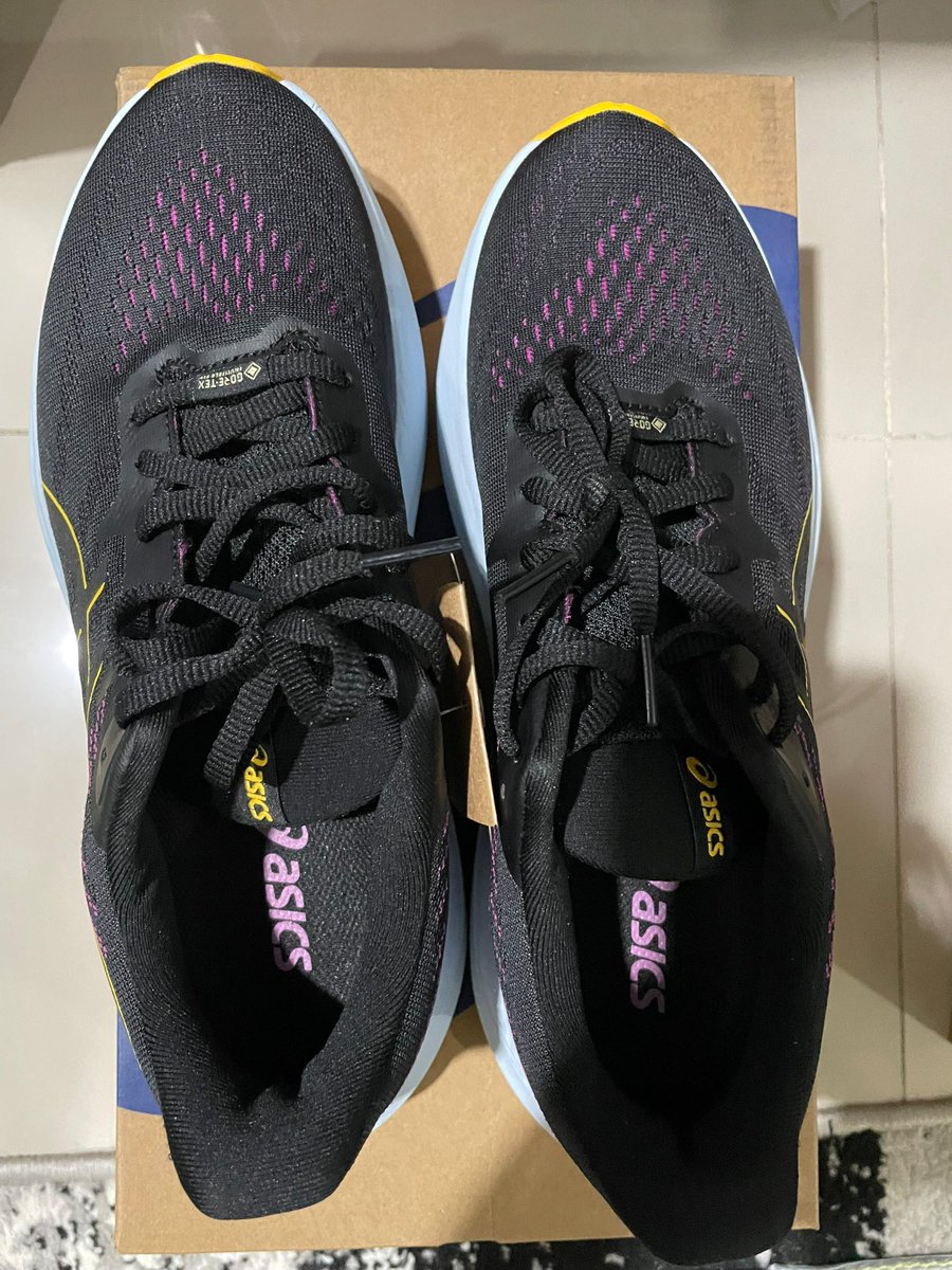 redapplemay's tweet photo. Hi &amp; Salam everyone. I’m letting go this shoe for full price (/negotiable). This is brand new, 10/10. If anyone who’s willing to buy it, feel free to DM me. Details as below:
Brands: Asics GT-2000 12 GTX
Size: US 9 (25.75cm)
Reason: Wrong size. 
Thank you 🙏🏻 https://t.co/6JrN6nujHn