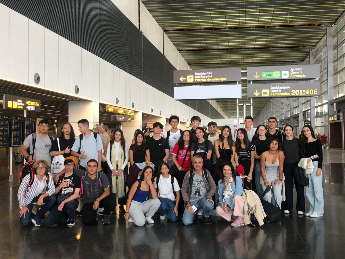 ManuelFuentesRe's tweet photo. Ayer empezamos nuestra Ruta Científica, Literaria y Artística País Vasco y Castilla y León Oriental con alumnado de 1bach del @ieslaminilla de la prehistoria a la vanguardia #RCAL compartiremos está experiencia con alumnado y profesorado del @IESAbdera será inolvidable https://t.co/q9KsyCCmZx