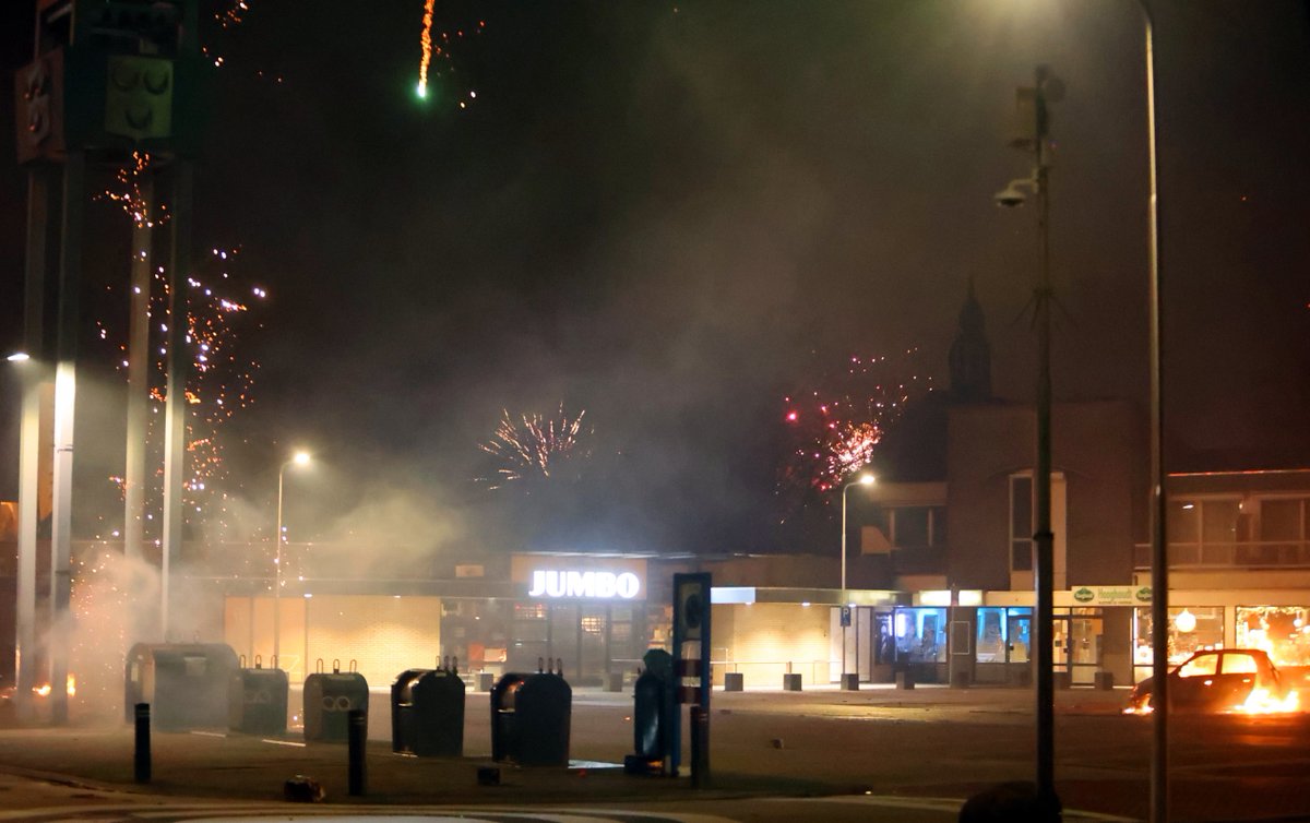 Politie neemt 900 kilo verboden vuurwerk in beslag, twee verdachten aangehouden