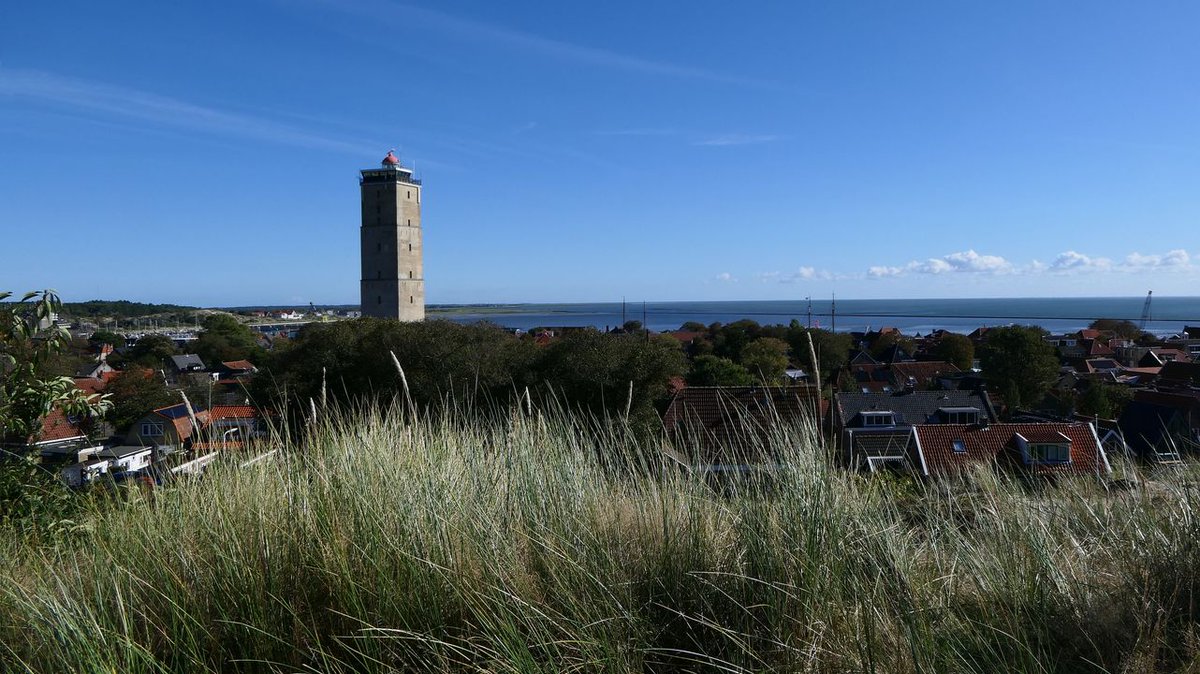 Het eilandgevoel, maar toch lekker dichtbij huis – even écht weg zonder ver te hoeven reizen!

🌬️ Ga heerlijk uitwaaien op het strand, bewonder de prachtige natuur en warm daarna op in een van de gezellige cafés of restaurants.

📷 Harm Homan