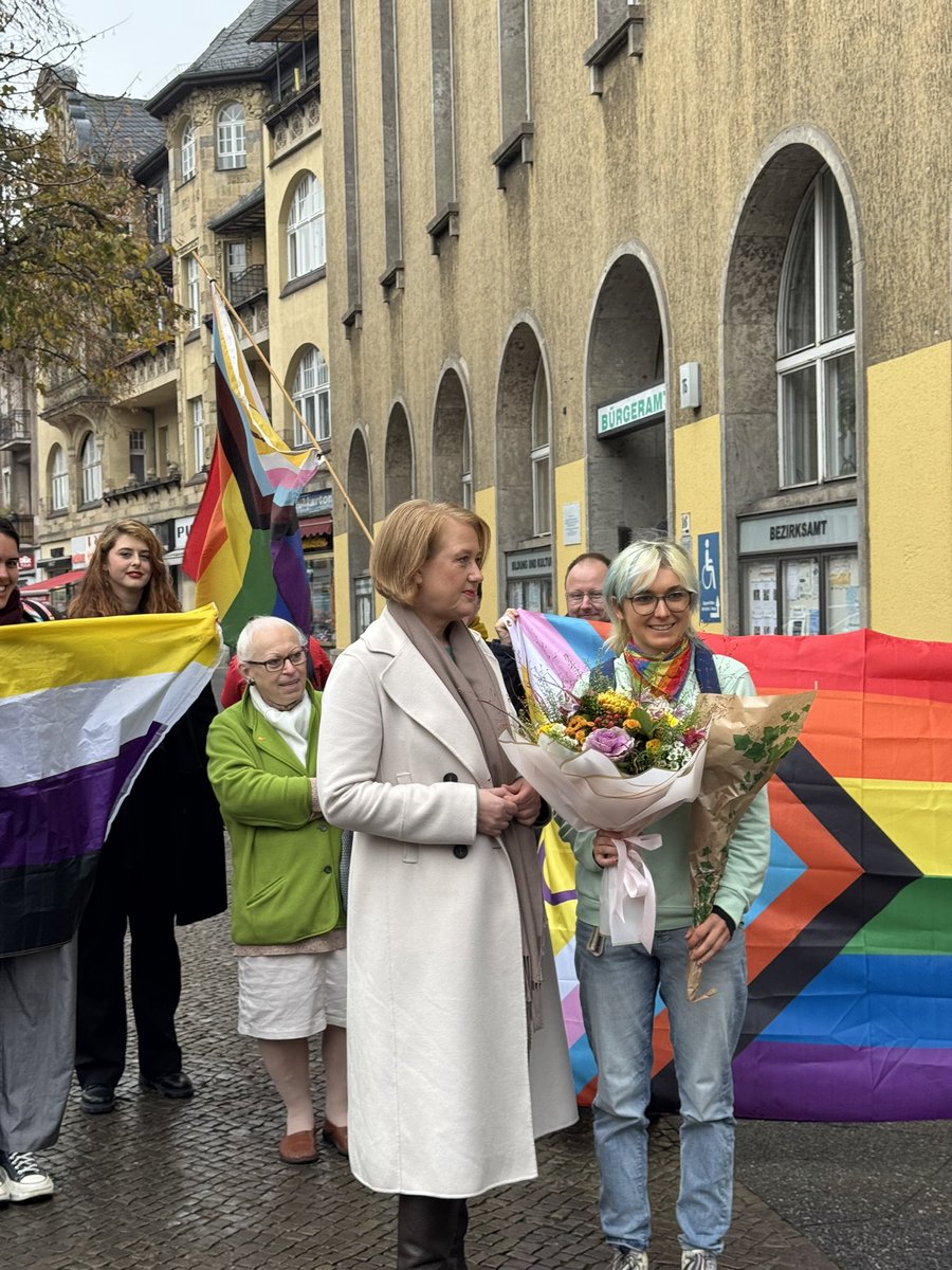 Mit Bundesfamilienministerin <a href="/lisapaus/">Lisa Paus, MdB</a> haben wir heute in Zehlendorf die erste Person beglückwünscht, die nach dem Selbstbestimmungsgesetz ihren Personenstand geändert hat. Ab heute ist geschlechtliche Selbstbestimmung in Deutschland die Realität - und das ist auch gut so!
