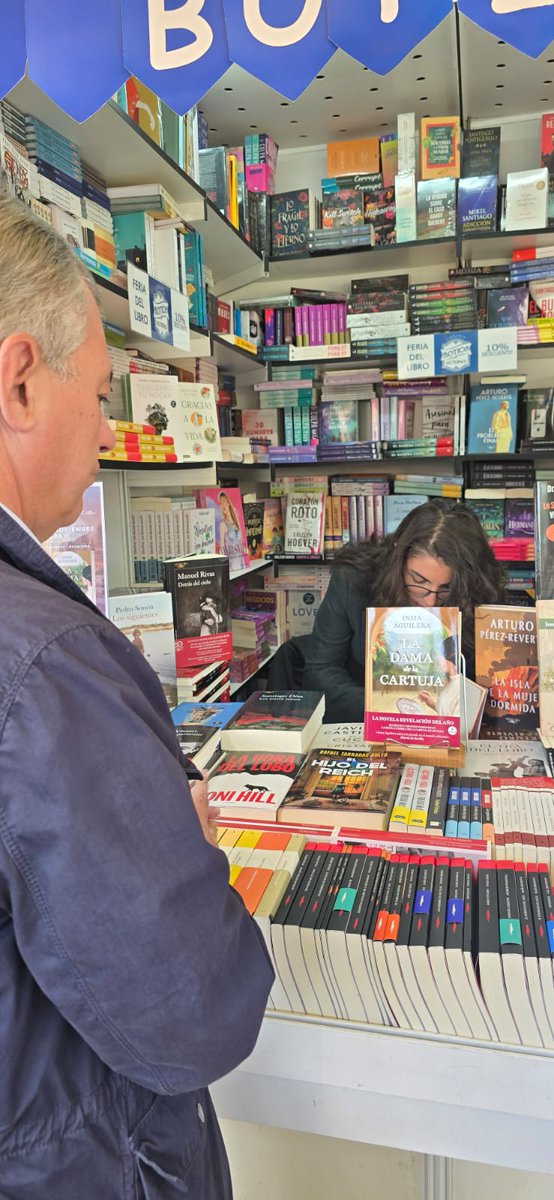 Espectacular recibimiento en la <a href="/FLSevilla/">Feria Libro Sevilla</a> firmando #LadamadelaCartuja  <a href="/penguinlibros/">Penguin España 🐧📚</a> ❤🏭
Un millón de gracias a <a href="/LibreriaBotica/">Librería Botica de Lectores</a> por acogerme con tanto cariño como siempre❤📚❤
Y a l@s lector@s por elegir a la dama🤗 Me hizo muy feliz veros y escucharos🥰🙏❤
❤¡Gracias!❤