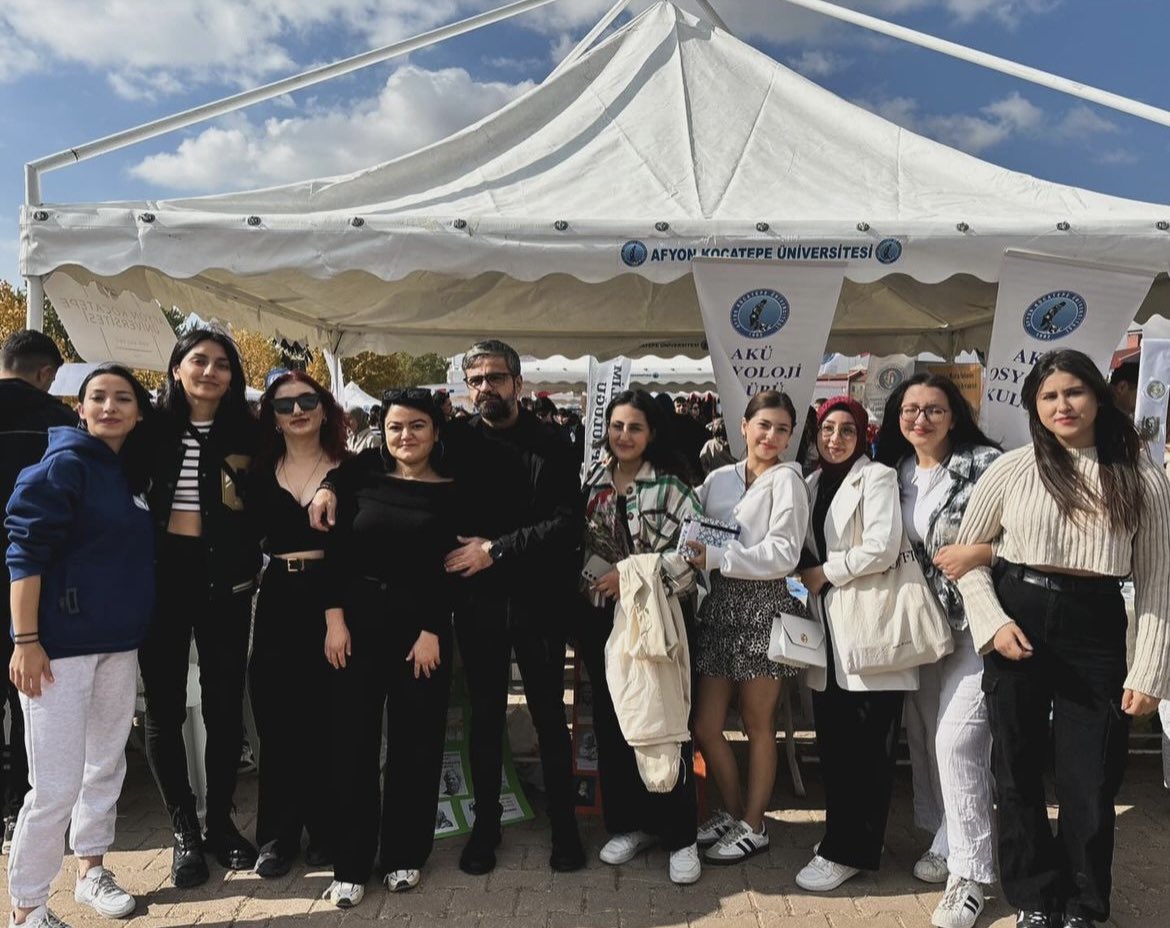 Afyon Kocatepe Üniversitesi kapsamında düzenlenen kulüp/topluluk tanıtımının faaliyetinin sonuna geldik.🌸
Felsefe Kulübü olarak kulübümüzü tanıttık.🌸
 
Emeği geçen arkadaşlarımıza ve standımıza gelen herkese teşekkür ederiz.🤍🌸
#felsefe #felsefekulübü #akü