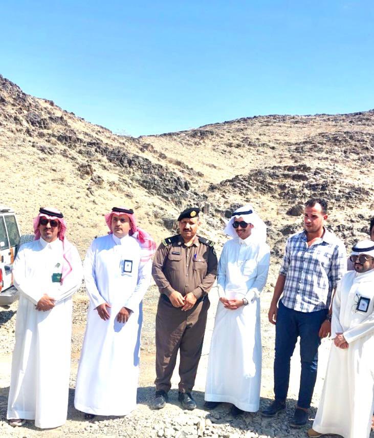 رئيس مركز تبالة محمد بن سعود بن خشيم، يتابع سير أعمال مشاريع المركز، خلال جولة ميدانية على المشاريع الجاري تنفيذها، والتي تأتي في إطار تعزيز التنمية المحلية.