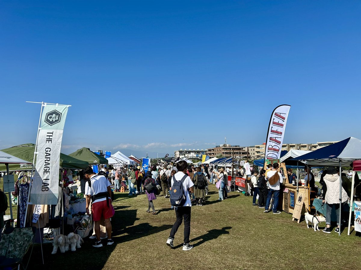SIXLINE666's tweet photo. 快晴の湘南😃鵠沼海岸で開催されたCarnival SHONANへ顔出し→California General Storeのウッドデッキでまったりコーヒー→ホノルル食堂でアジフライ定食👍 まだまだビーサンの気温だね〜😍
#生分解性 #湘南ビーチサンダル #sixline #日本製ビーサン #天然ゴムビーサン #ビーサンコーデ #海に還る https://t.co/ZBbj9u9yJO