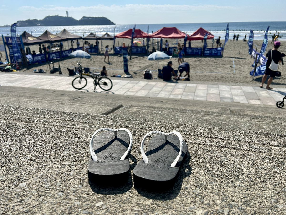 SIXLINE666's tweet photo. 快晴の湘南😃鵠沼海岸で開催されたCarnival SHONANへ顔出し→California General Storeのウッドデッキでまったりコーヒー→ホノルル食堂でアジフライ定食👍 まだまだビーサンの気温だね〜😍
#生分解性 #湘南ビーチサンダル #sixline #日本製ビーサン #天然ゴムビーサン #ビーサンコーデ #海に還る https://t.co/ZBbj9u9yJO