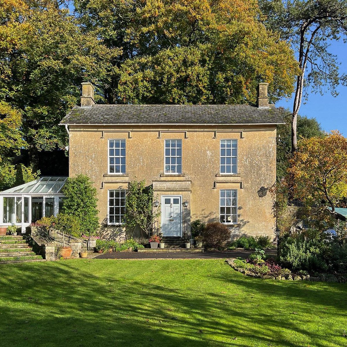 FullerSearch's tweet photo. Vale View House, on the market for the first time in 50 years, is a charming detached family home built in 1850 from #Bathstone &amp; surrounded by #landscapedgardens. Located near a primary school &amp; pathways to local amenities, it also backs onto #woodland.

On with @knightfrank https://t.co/TRokUHQPCK