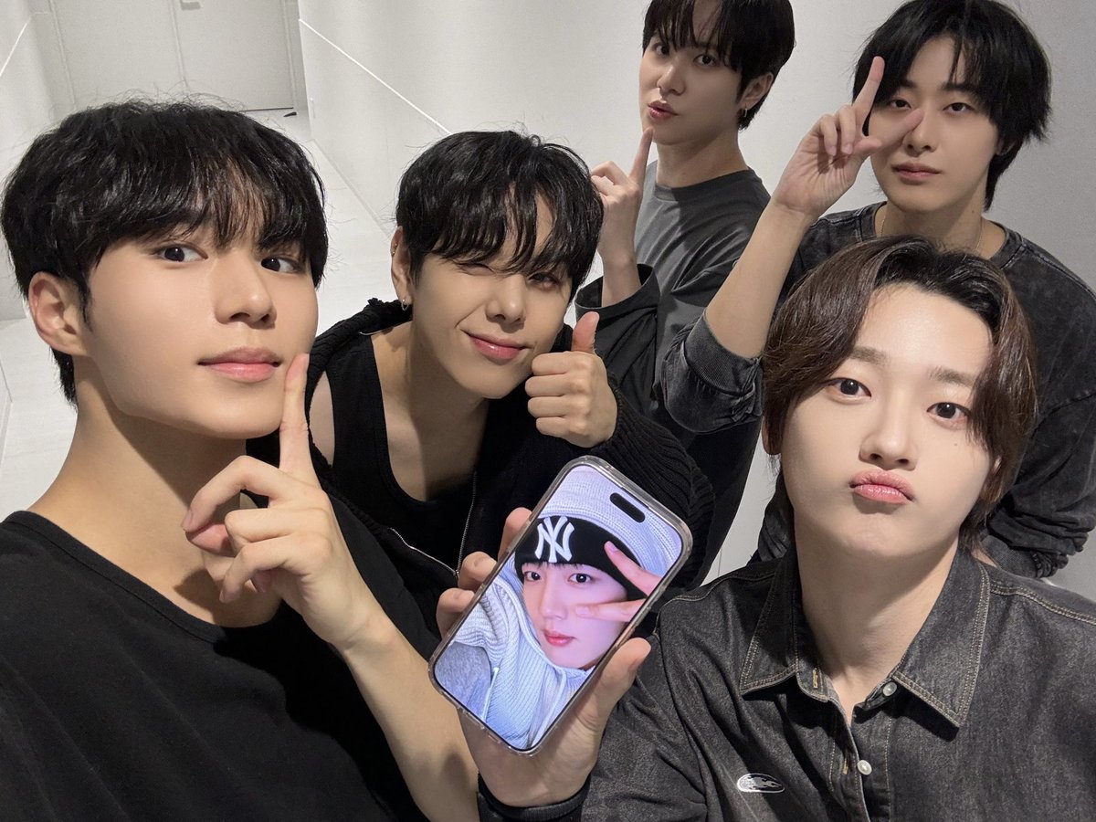 WEi_Official_JP's tweet photo. リリース最終日にRUiのおかげで幸せに仕上げ(o゜▽゜)o☆RUiと共にした大切な瞬間すべてを心の中に大切にしまっておきます💙いつもありがとうございます💌

#ウィアイ #WEi
#LOVE2YOU https://t.co/Wqnr6la5yu