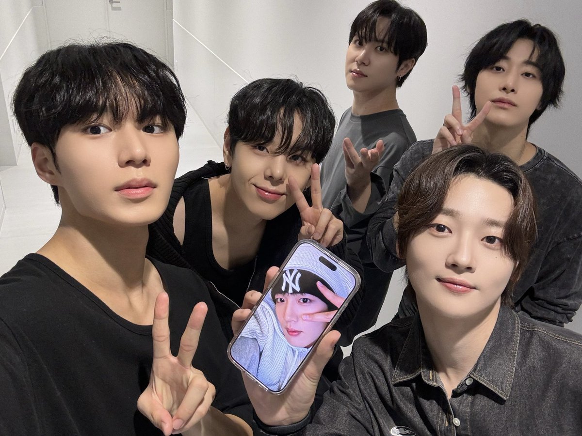 WEi_Official_JP's tweet photo. リリース最終日にRUiのおかげで幸せに仕上げ(o゜▽゜)o☆RUiと共にした大切な瞬間すべてを心の中に大切にしまっておきます💙いつもありがとうございます💌

#ウィアイ #WEi
#LOVE2YOU https://t.co/Wqnr6la5yu