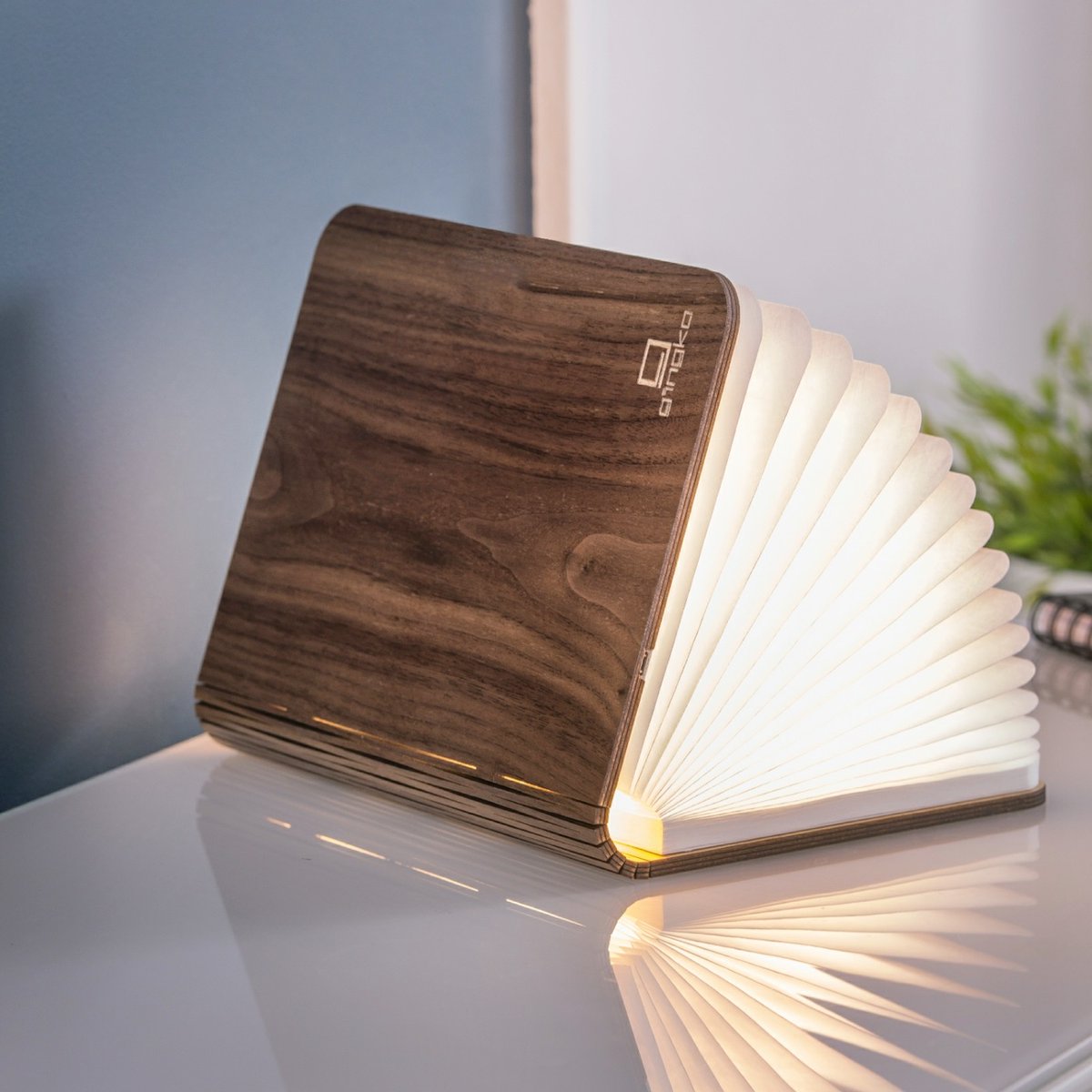 Ooo_ThatsNice's tweet image. Open the walnut wood cover of this Smart Book Light and its pages light up beautifully. Stand it, lay it or open it fully for a 360-degree sculpture of warm light:
👉 ooothatsnice.co.uk/gingko-design-… ✨
* Gingko Design Smart Book Light - from £33.95 *

#GingkoDesign #BookLight #GiftIdeas