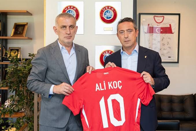 Uasamet08's tweet photo. Okan Buruk Hakemler Hakkında Birşey Dediğinde Bir Ton Açıklamalar yapan TFF başkanı Hacıosmanoğlu Mourinho bir Türk Hakem Hakkında “ Saha da Küçük Bir Çocuk Gibi Koşuşturdu” Lafına ne diyecek meraklar içerisindeyim https://t.co/8WNt84S2Zh