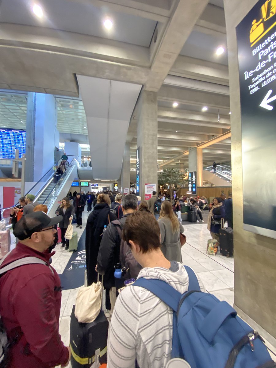 stephbmd's tweet photo. @ClientsRATP bienvenue à Paris. 1er contact pour les visiteurs étrangers à ROISSY : 45 minutes d’attente pour acheter un ticket. Et l’appli ne fonctionne pas pour acheter en ligne. Ne changez rien … https://t.co/sJFQYAKUij