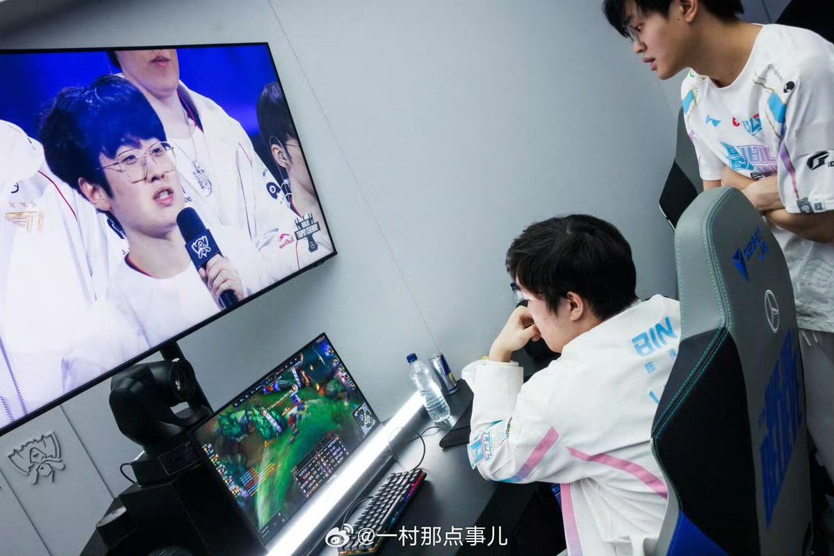 OutsideJokeTV's tweet photo. As much as I love T1, I gotta say everyone usually forgets about the losing team. Bin went straight to the vod after their loss. Ive obviously never lost at worlds.. but this hurt to see. I know this pain all too well. Dudes gotta fire under his ass now tho, next year is his year https://t.co/fVUPrClJ2A
