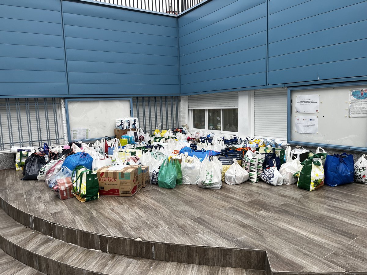 Gracias a todos los que ya a esta hora, estáis llenando el patio del colegio con vuestro corazón y vuestra solidaridad.
Recordad que hasta las 17:00h continuaremos con la recogida por Valencia.

¡Gracias!🤗