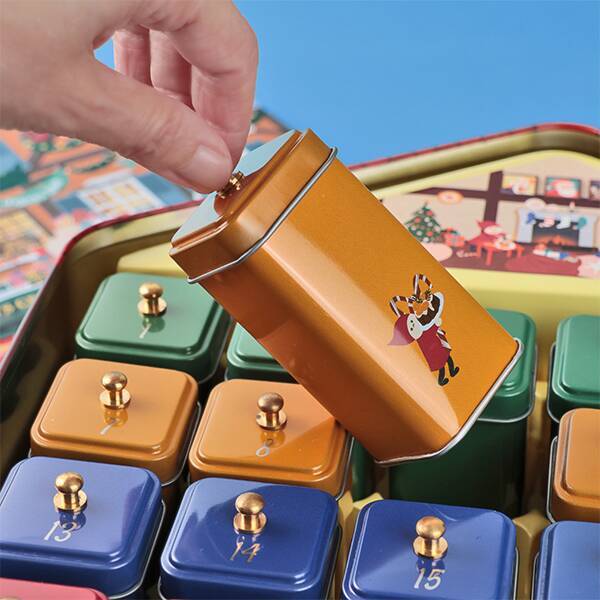 小さな缶がずらりと並ぶ！オルゴール付きのアドベントカレンダー