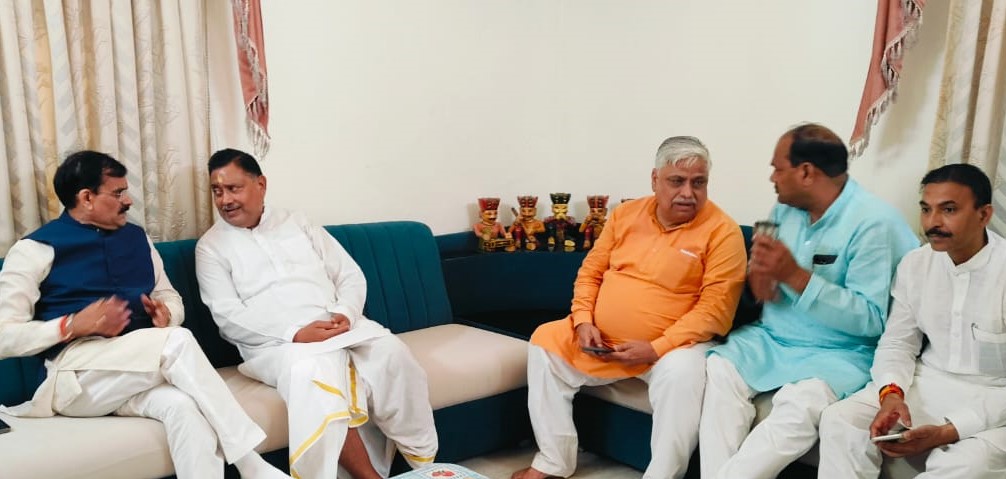 भाजपा प्रदेश अध्यक्ष श्री <a href="/vdsharmabjp/">VD Sharma</a> ने आज मुरैना में उद्योगपति श्री रमेश गर्ग जी के छोटे भाई श्री श्याम गर्ग जी के निधन पर उनके निवास पहुंचकर श्रद्धांजलि अर्पित कर शोक संवेदना व्यक्त की।

ईश्वर से प्रार्थना है कि दिवंगत आत्मा को अपने श्रीचरणों में स्थान दें। 

ॐ शांति!
