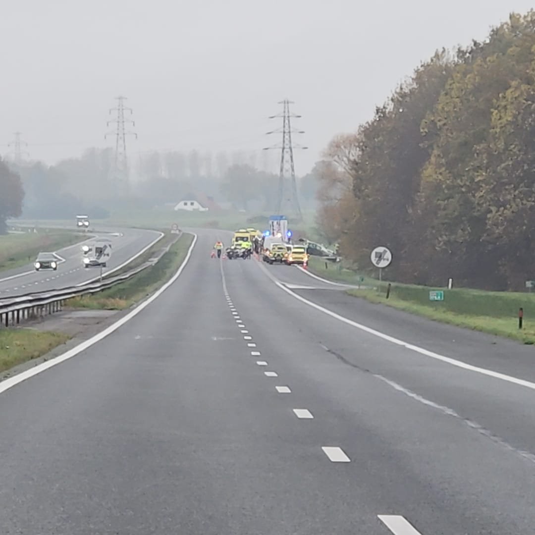 Op de #A28 is de rijbaan dicht bij Assen-Noord vanuit Groningen na een ongeval met drie voertuigen. Meerdere hulpdiensten zijn ter plaatse en een traumahelikopter is onderweg. Verkeer naar Assen kan omrijden via de A7, N33 en lokaal verkeer via omleidingsroute U45.