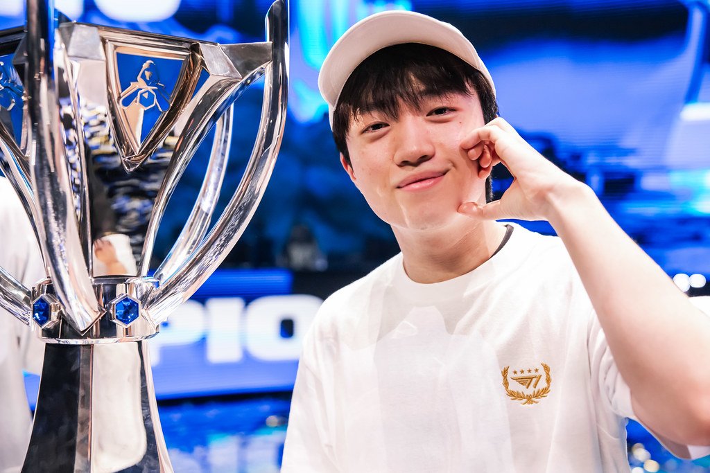 🔴SOURCES:

Following their 2nd World Finals victory, T1's ZOFGK is seeing it's first piece fall. Support player Ryu "Keria" Min-seok has been allowed to explore his options ahead of his contract deadline. 

Several teams are vying to pick up the superstar support.