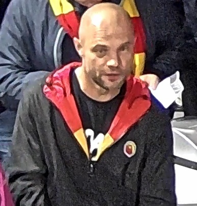 I forbindelse med urolighederne efter fodboldkampen mellem FC København og polske Jagiellonia Bialystok den 3. oktober 2024 efterlyser vi en mistænkt mand til en sag om vold mod tre betjente #politidk politi.dk/koebenhavns-po…