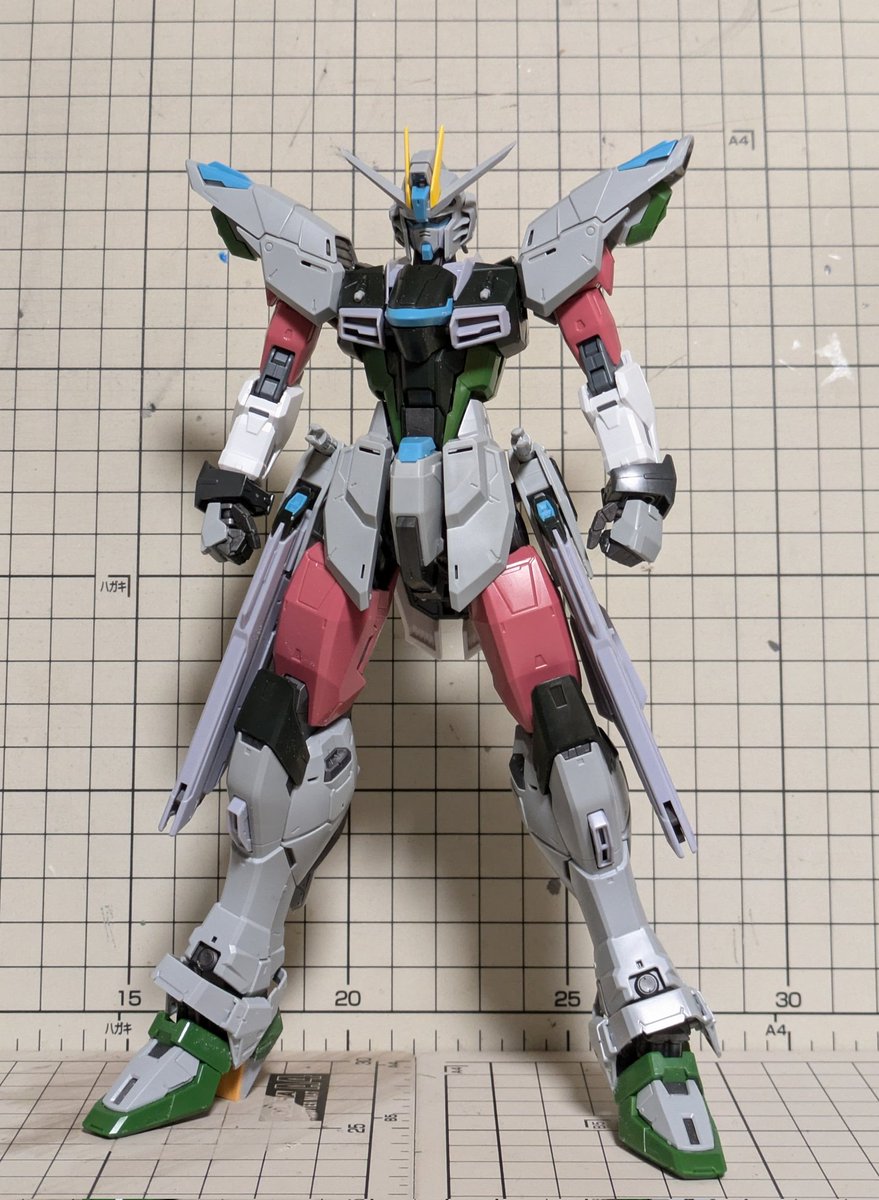 Ex_gmodeler's tweet photo. フリーダム進捗！

どうアレンジしていくかはさておき、本体の気になるところをいじってます

・頭部はアンテナ、ひさし、顎、フェイス位置を加工

・腕、足、リアアーマーはジャスティスとエクリプスのパーツをミキシング

・靴はプラ板でハイヒール化

理想の体型におおよそ近づけられたかなー https://t.co/pMCEzZWM5S