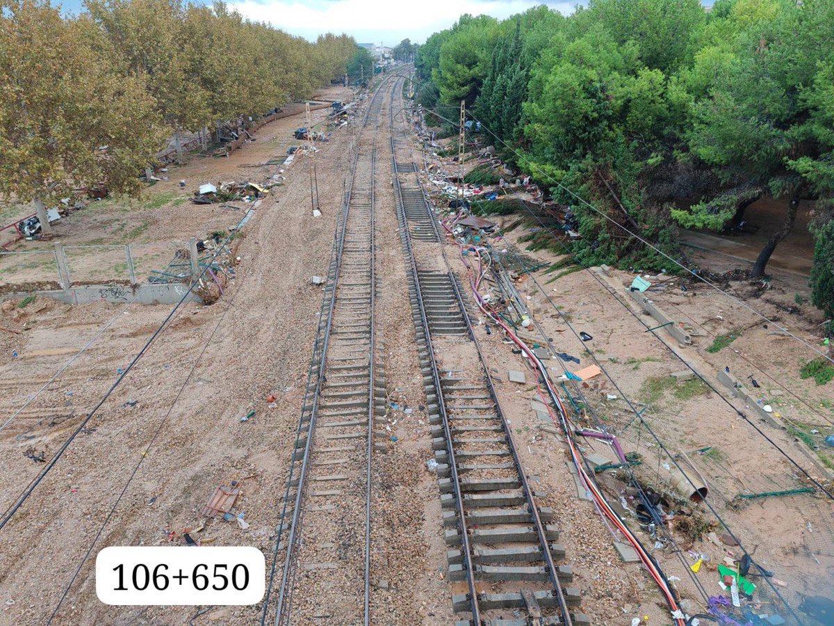 Oscar Puente (@oscar_puente_) on Twitter photo Hemos despejado la C1-C2 en la zona Alfafar Catarroja. Nos ponemos ya a iniciar la reparación-reconstrucción de ambas líneas. No va a ser fácil, pero tengo plena confianza que la gente de <a href="/Adif_es/">Adif</a> va a volar para devolver la operativa a ambas líneas. Hemos despejado la C1-C2 en la zona Alfafar Catarroja. Nos ponemos ya a iniciar la reparación-reconstrucción de ambas líneas. No va a ser fácil, pero tengo plena confianza que la gente de <a href="/Adif_es/">Adif</a> va a volar para devolver la operativa a ambas líneas.