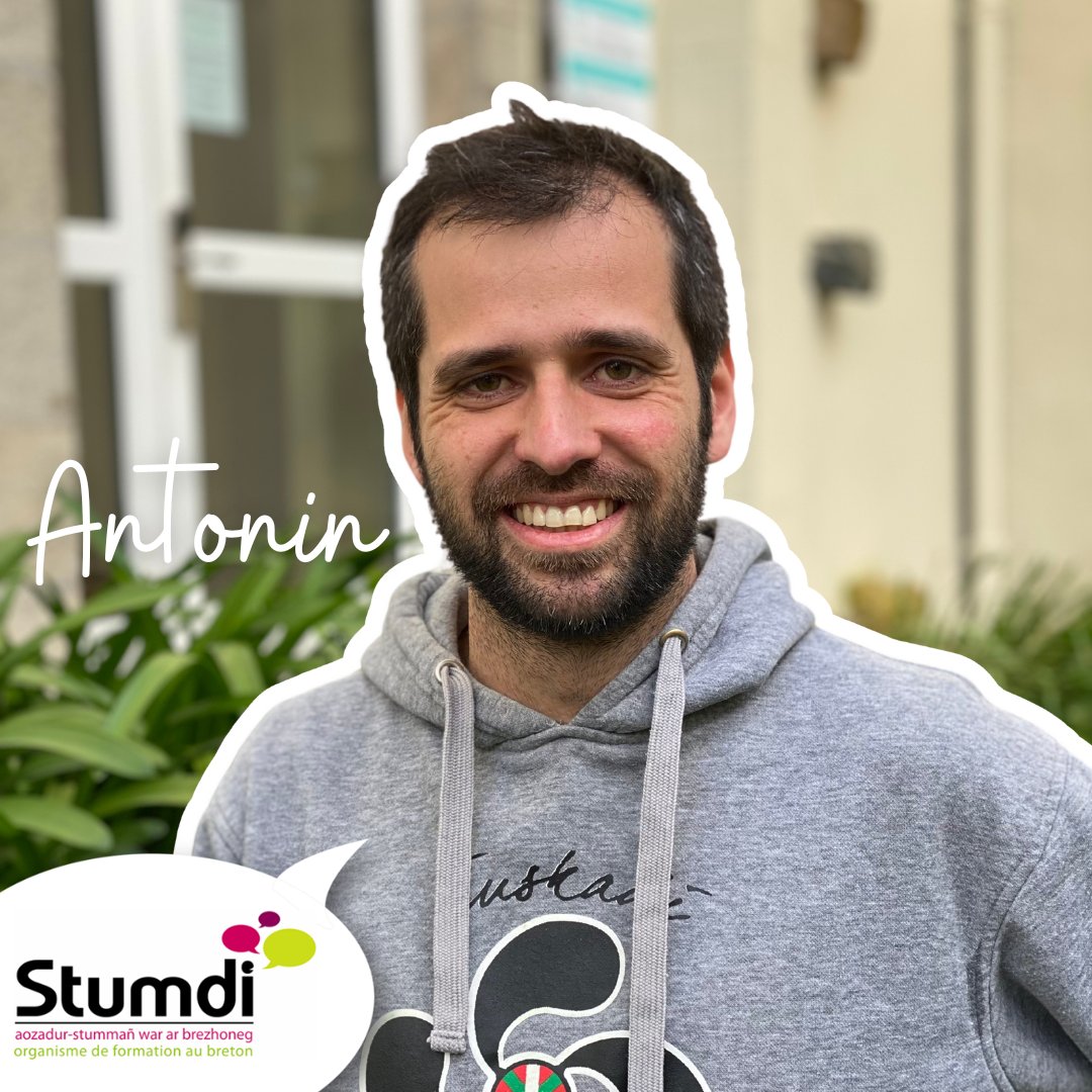 [BZHG]👋 Nevez erruet en ti, Antonin a zo bet tutet evit bezañ stummer e Brest. Ur paotr leun a startijenn, prest da zegas ur bern traoù d'ar stajidi !

𝗗𝗼𝗻𝗲𝗺𝗮𝘁 𝗱𝗶𝘁 𝗔𝗻𝘁𝗼𝗻𝗶𝗻 ! 😊

#Stumdi #brezhoneg #bzh #breizh #breton #LangueBretonne #stummer
