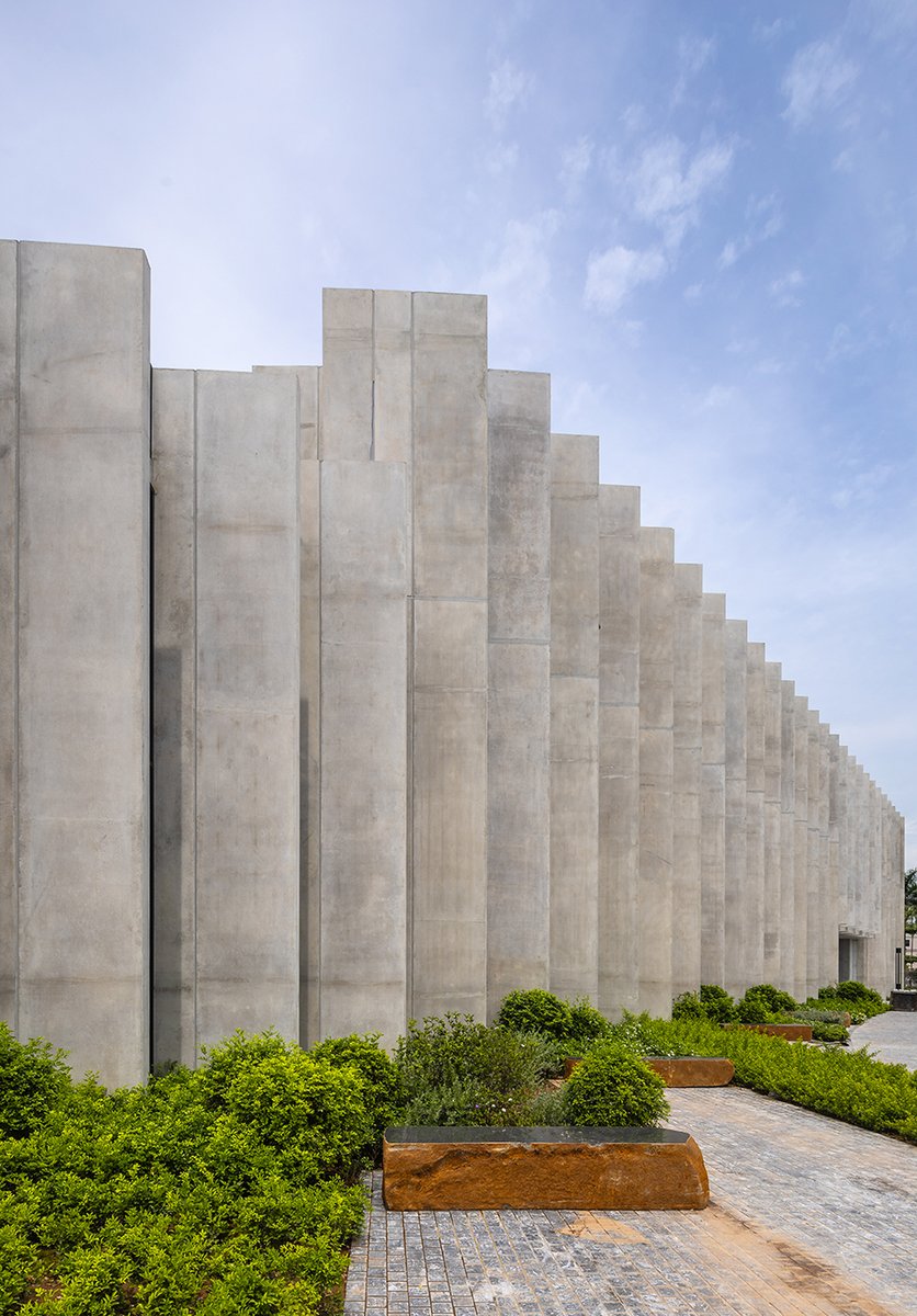 📷 PICTURE OF THE WEEK - LAYERS AND STRUCTURES 🏗
Huy Hoang Factory, Hanoi, Vietnam
👉 our colleagues in Vietnam: lnkd.in/d7xH5x8a
#baumschlagereberlearchitekten #concrete #Hanoi #Vietnam #factory #construction #architecture
