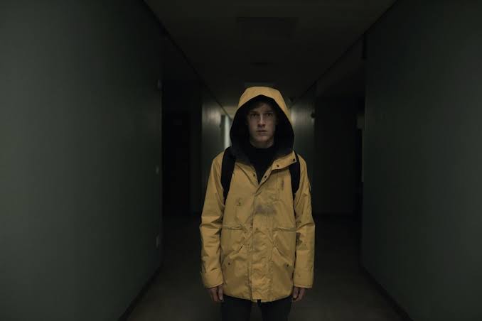 GilaFilmID's tweet photo. Buat yang ngeh, ada yang sadar gak sih di film/series thriller/horror modern sering banget ditemui karakter yg memakai jaket hujan berwarna kuning? Abis baca2 sana-sini dan menemukan fakta yg menarik soal ini. 

A Thread https://t.co/dcvuevJgfT