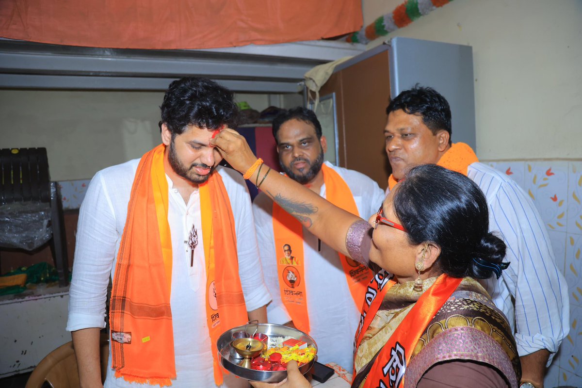 SardesaiVarun's tweet photo. आस्थेनं चौकशी करणारी, आशीर्वादाचा हात मायेनं डोक्यावर ठेवणारी ही साधी माणसं... त्यांचा विश्वास सार्थ ठरणारच! https://t.co/K2AAPXA4ug