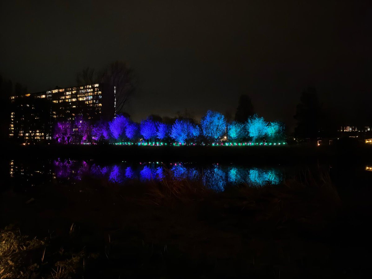 Afgelopen weekend vierden we 50 jaar Zaanstad met  #Wonderlicht. Het Burgemeester ’t Veldpark werd verlicht door prachtige lichtkunstinstallaties. Anneke Wijdogen - Vis was namens Zaans.nl aanwezig bij de opening. Trots op dit bijzondere moment! 
#50JaarZaanstad
