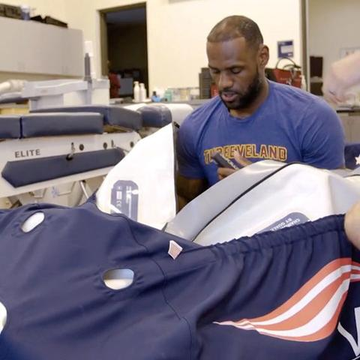 _NBAESP_'s tweet image. • Cámara hiperbárica  

Suministra oxígeno puro a alta presión.  Este aumento de oxígeno en el torrente sanguíneo llega a más tejidos y órganos, potenciando la curación del cuerpo al proporcionar energía adicional para la reparación celular y reducir la inflamación.