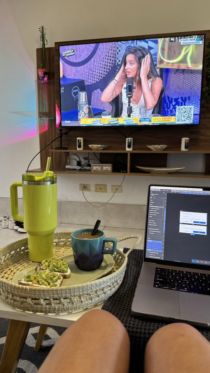 JuliBarillaro's tweet photo. arrancandoooo #nadiedicenada https://t.co/ZLeurZL8vO