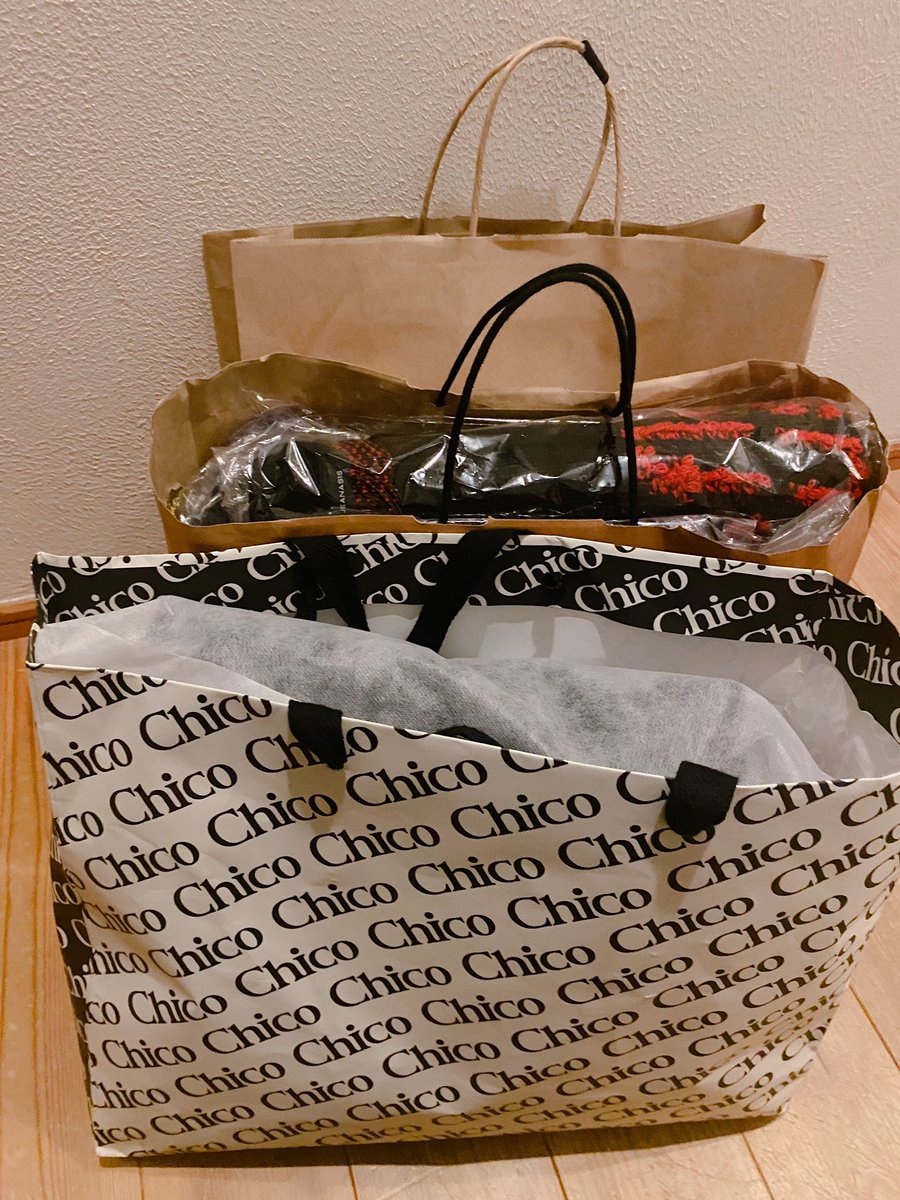 Jini_143stay's tweet photo. 予定では…買ってきた推し缶🥫
お披露目予定だったけど…自動販売機…
売り切れで買えなかったから〜(  ⌯᷄︎ὢ⌯᷅︎  ) 

娘の買い物🛍️ついでに自分の服も買って〜サムギョプサル🇰🇷食べて〜
今♡帰宅🏠　
#straykisd #いい推しの日 https://t.co/NSAjGw2wvS