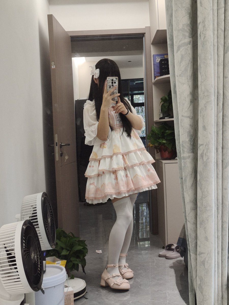 买了一双新鞋子，颜色好看捏~很搭这套lo https://t.co/AejPKhKtN2