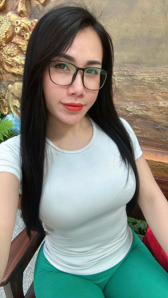 _~*Vì miệng của e thì chửi tục
Miệng người đời cười kiêu xa
Tay của e phải làm lụng
Tay của người thì thêu hoa*~_😞😞😞😞😔😔🥹