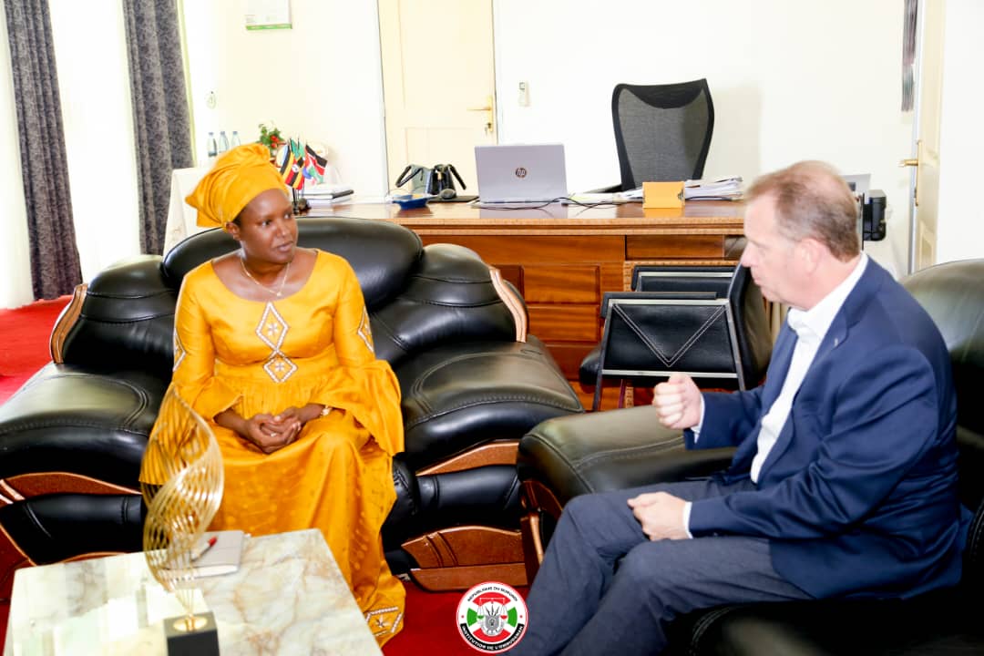 OmbudsmanBI's tweet image. L'Ombudsman a exprimé sa gratitude à Robert Vanman pour avoir orienté son aide à l'unique pays au monde, le #Burundi. Elle s'est engagée à soutenir et promouvoir les activités de Amazi water.