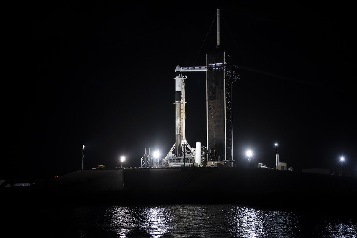 SpaceX's tweet photo. Falcon 9 and Dragon vertical at pad 39A ahead of tonight’s launch of Dragon’s 31st commercial resupply mission to the @Space_Station → https://t.co/8uAvAy8mwW https://t.co/yEp5plHX4O