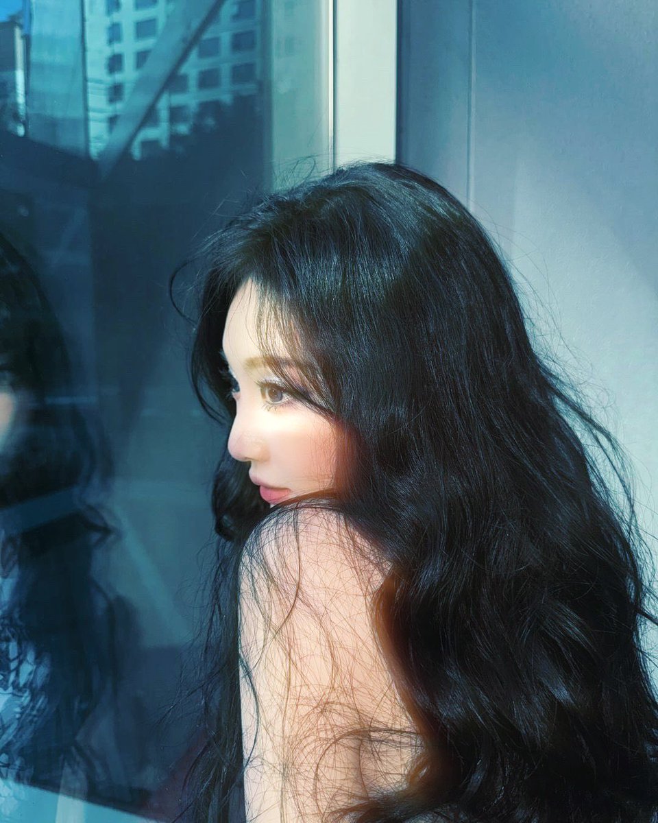 창문을 내려다보며. 👀