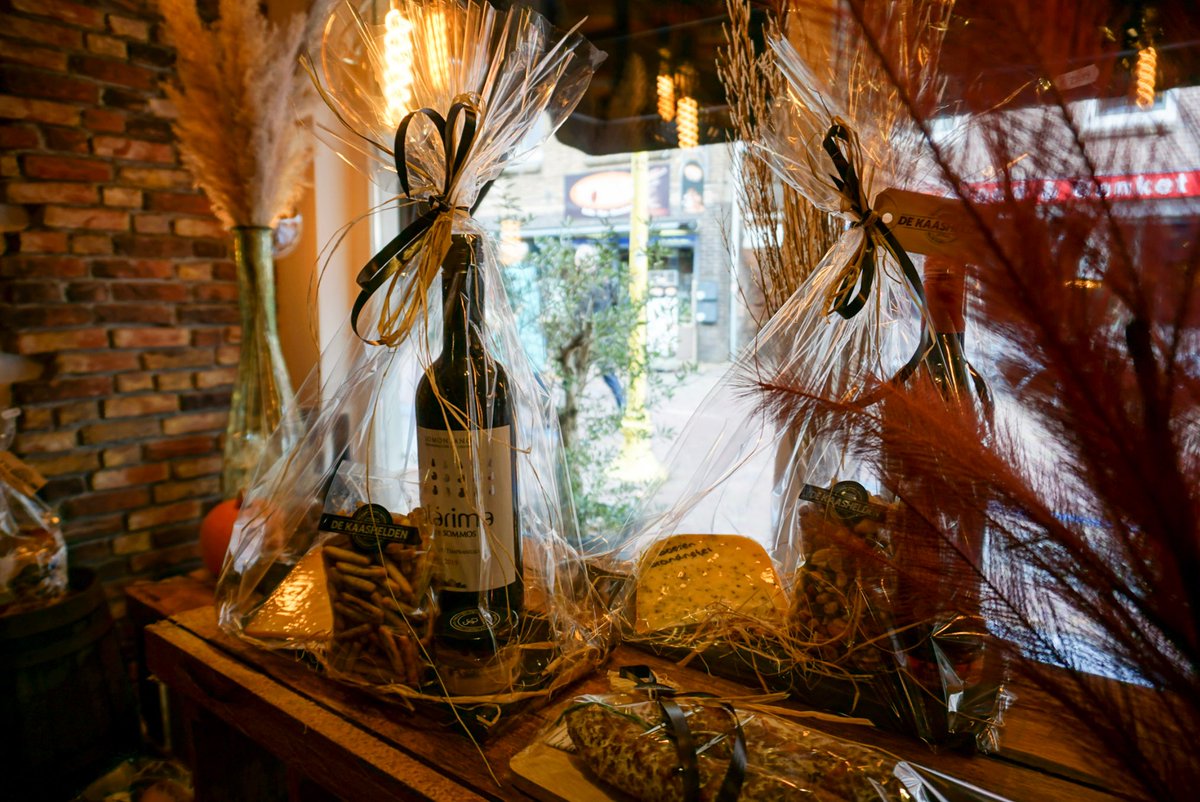 𝐎𝐩 𝐳𝐨𝐞𝐤 𝐧𝐚𝐚𝐫 𝐡𝐞𝐭 𝐩𝐞𝐫𝐟𝐞𝐜𝐭𝐞 𝐤𝐞𝐫𝐬𝐭𝐩𝐚𝐤𝐤𝐞𝐭?
Bezoek onze winkel of vraag eenvoudig via onze website een voorstel aan: geef het aantal pakketten en je budget door, en wij zorgen voor een schitterend aanbod. 
dekaashelden.nl/kerstpakketten