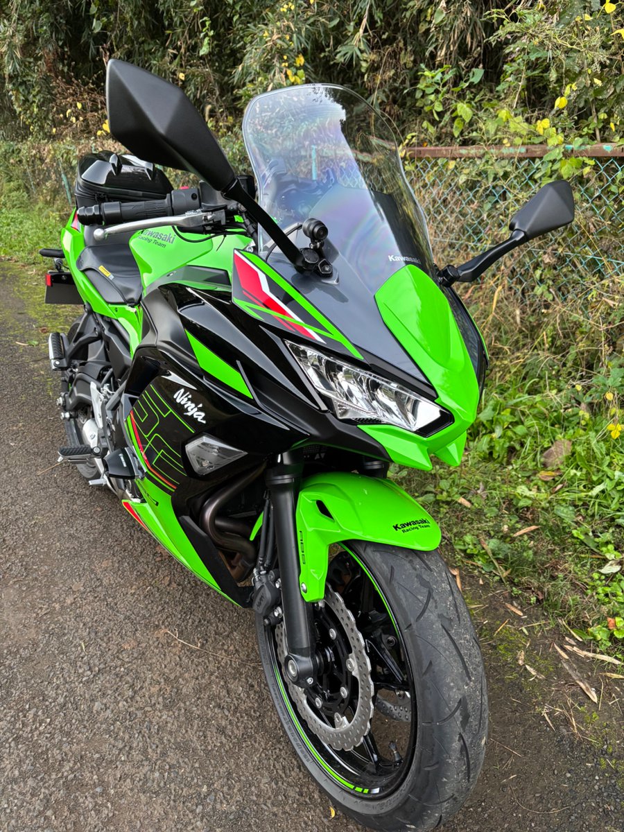 冬支度として、#Ninja650 に純正ロングスクリーンを取り付けてみました。一気にツアラー感が増しました（個人的にはノーマルの方が好きなので、効果次第では…）